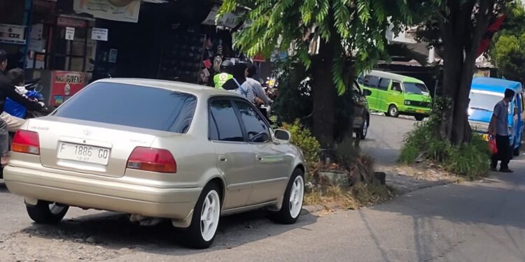 Belasan Tahun Jalan Pagelaran Kreteg Ciomas Jadi Tempat Parkir Liar, Warga Desak Dishub Kabupaten Bogor Pasang Pembatas Jalan