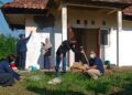 Warga dan Kepala Puskesmas Bergotong Royong Bersihkan Puskesmas Pembantu Cihideung Ilir, Langkah Awal Hidupkan Kembali Aset Daerah yang Terbengkalai Sejak 2019