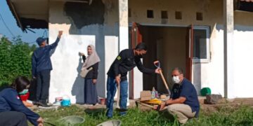 Warga dan Kepala Puskesmas Bergotong Royong Bersihkan Puskesmas Pembantu Cihideung Ilir, Langkah Awal Hidupkan Kembali Aset Daerah yang Terbengkalai Sejak 2019