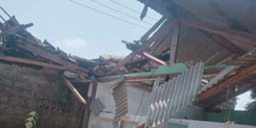 Hujan Deras dan Angin Kencang Rubuhkan Rumah Janda Di Desa Petir, Pemdes Ajukan Bantuan Ke Pemerintah