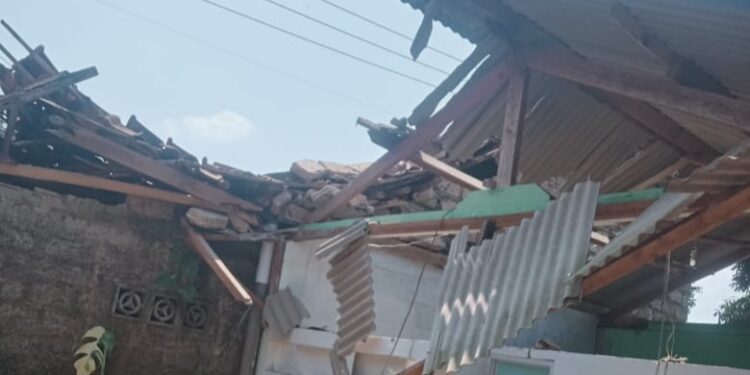Hujan Deras dan Angin Kencang Rubuhkan Rumah Janda Di Desa Petir, Pemdes Ajukan Bantuan Ke Pemerintah