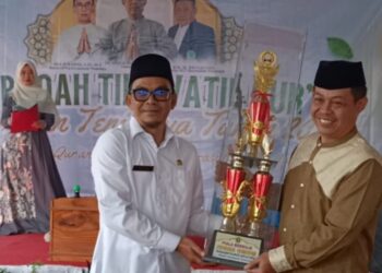 Kades Situdaun Serahkan Piala Bergilir, Tiga Kali Juara Umum, Saingan Ketat Dengan Desa Tapos 2