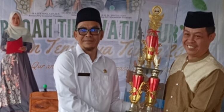 Kades Situdaun Serahkan Piala Bergilir, Tiga Kali Juara Umum, Saingan Ketat Dengan Desa Tapos 2