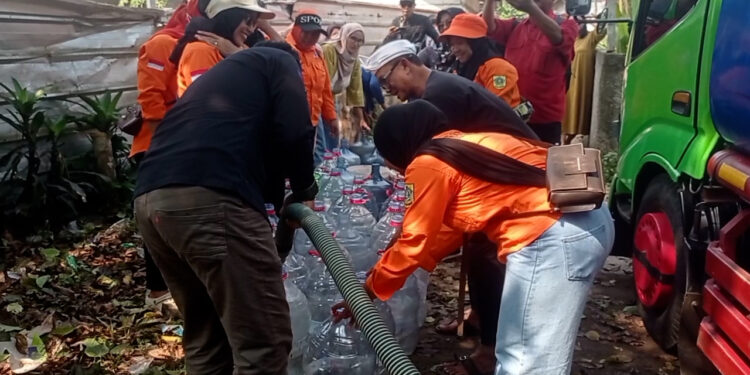 1.000 KK Terdampak Kekeringan, Pemdes Bantarsari Salurkan Air Bersih Dan Bansos