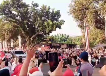 Ribuan Warga Padati Cikeas, Prabowo Bagikan Kaos Usai Upacara Hari Bhayangkara