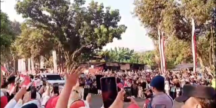 Ribuan Warga Padati Cikeas, Prabowo Bagikan Kaos Usai Upacara Hari Bhayangkara