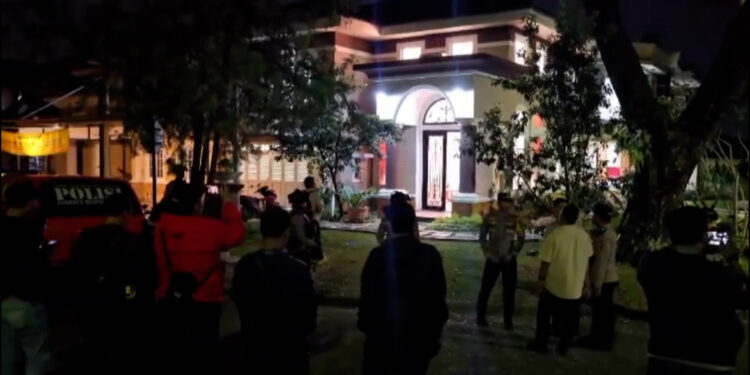 Tim Tipikor Mabes Polri Geledah Rumah Mewah Di Sentul City Terkait Dugaan TPPU