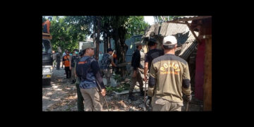 Satpol PP Bogor Tertibkan Lapak PKL Di Jalan Raya Jakarta-Bogor