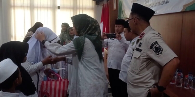 Kecamatan Babakan Madang Santuni 300 Anak Yatim