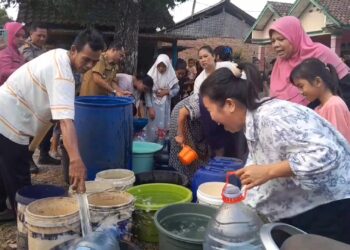 Musim Kemarau Melanda, Ratusan Warga Di Kecamatan Tenjo Rela Berdesakan Demi Mendapatkan Air Bersih