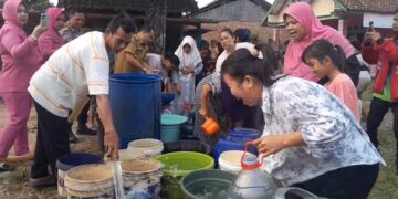 Musim Kemarau Melanda, Ratusan Warga Di Kecamatan Tenjo Rela Berdesakan Demi Mendapatkan Air Bersih