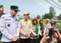 Wamenko Pangan Hanif Faisol Bersama Wakil Wali Kota Sukabumi Saat Tinjau Petani di Sukabumi