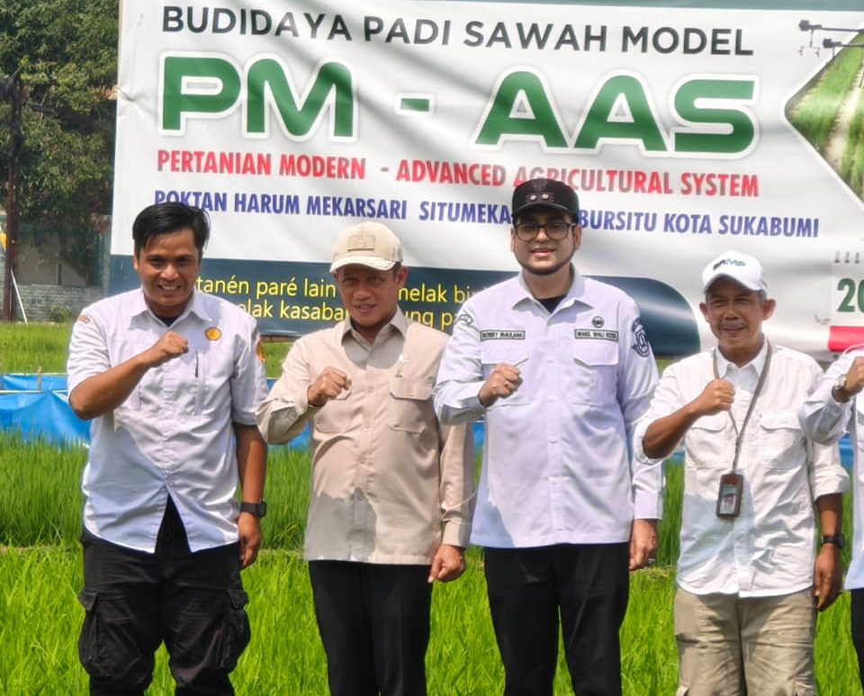 Wamenko Pangan Hanif Faisol Bersama Wakil Wali Kota Sukabumi Saat Tinjau Petani di Sukabumi
