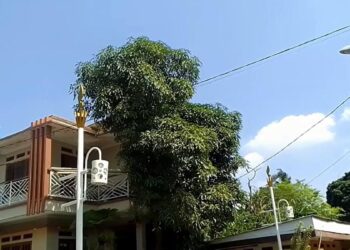 Warga Bangun Ornamen Tugu Kujang, Perindah Jalur Alternatif Menuju Puncak