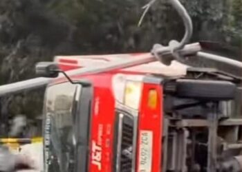 Hilang Kendali, Truk Bok Ekspedisi Terguling Di Jalan Raya Jakarta–Bogor