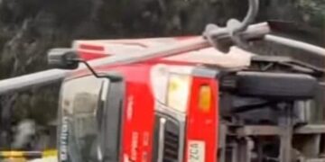 Hilang Kendali, Truk Bok Ekspedisi Terguling Di Jalan Raya Jakarta–Bogor