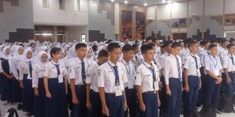 Penutupan MPLS, Kepala SMKN 2 Cibinong Ajak Murid Baru Tingkatkan Kedisiplinan