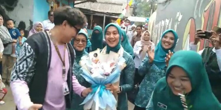 Tim Penilai Kampung Ramah Lingkungan Disambut Yel-Yel Suporter Sepak Bola