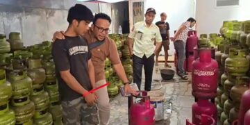Nyamar Jadi Satpam Dan Kurir, Polisi Gerebek Ruamh Pengoplos Gas LPG