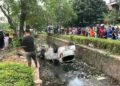 Hilang Kendali, Minibus Tercebur Ke Kali Di Perumahan Permata