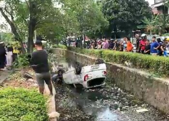 Hilang Kendali, Minibus Tercebur Ke Kali Di Perumahan Permata