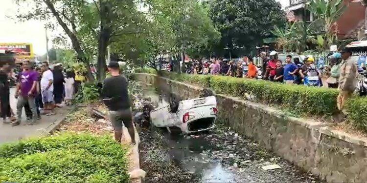 Hilang Kendali, Minibus Tercebur Ke Kali Di Perumahan Permata
