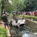 Hilang Kendali, Minibus Tercebur Ke Kali Di Perumahan Permata