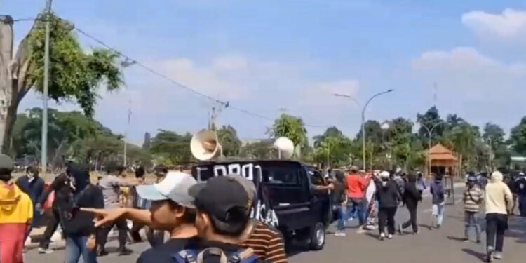 Aksi Mahasiswa Di Pemkab Bogor Berakhir Ricuh, Massa Tuntut Audit Kormi Dan Dispora
