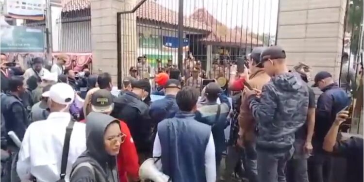 Ratusan Wartawan Demo Di Kejari Kabupaten Sukabumi Desak Kasi Intel Dicopot