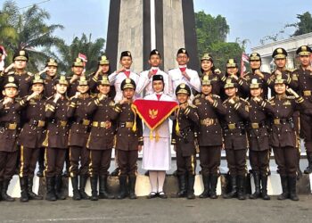 Paskibra SMPN 5 Kota Bogor Sukses Kibarkan Sang saka Merah Putih Di Tugu Kujang