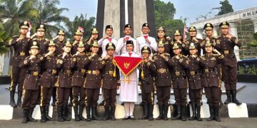 Paskibra SMPN 5 Kota Bogor Sukses Kibarkan Sang saka Merah Putih Di Tugu Kujang