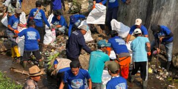 Ekspedisi Bogor Biru Ke-5 Di Pangradin, Gugah Kesadaran Tidak Buang Sampah Ke Sungai dan Bantu Sumur Bor