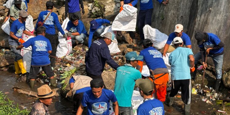 Ekspedisi Bogor Biru Ke-5 Di Pangradin, Gugah Kesadaran Tidak Buang Sampah Ke Sungai dan Bantu Sumur Bor