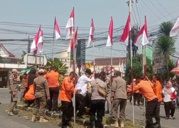 Semangat Kemerdekaan membara, BPBD Kabupaten Bogor dan Pemcam Ciomas Bagikan Bendera Merah Putih
