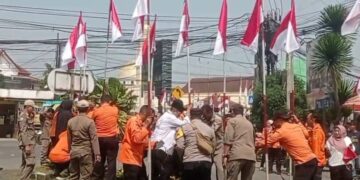 Semangat Kemerdekaan membara, BPBD Kabupaten Bogor dan Pemcam Ciomas Bagikan Bendera Merah Putih