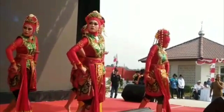 Tarian Sunda Sambut Peresmian Pasar Hewan Modern Jonggol