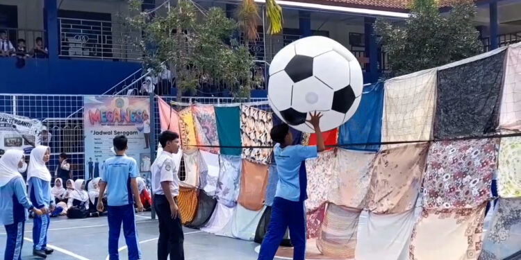 Voli Pakai Bola 1,5 Meter, SMPN 1 Megamendung Gelar Lomba 17 Agustus Unik