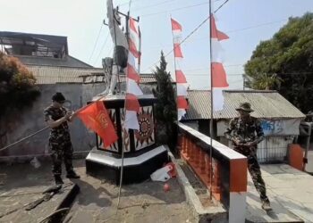 Sambut Hari Kemerdekaan, Pemuda Panca Marga Bersihkan Tugu Maseng