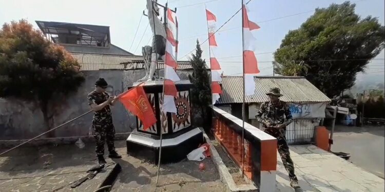 Sambut Hari Kemerdekaan, Pemuda Panca Marga Bersihkan Tugu Maseng