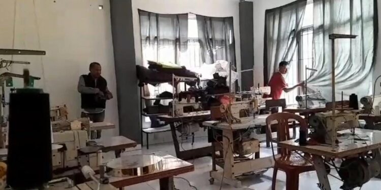 Pesanan Menurun, Usaha Konveksi Jaket Di Caringin Terpaksa Hentikan Produksi