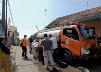 Warga Desa Ciadeg Antre Air Bersih, BPBD Kabupaten Bogor Salurkan Bantuan