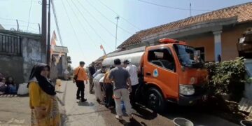 Warga Desa Ciadeg Antre Air Bersih, BPBD Kabupaten Bogor Salurkan Bantuan
