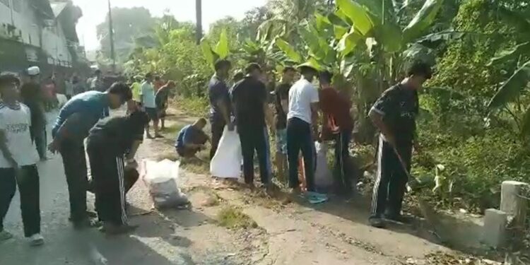 Pelajar Dan Warga Gelar Aksi Bersih Sambut HUT KE-81 RI
