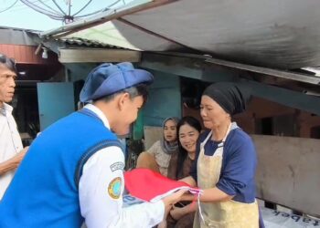 Siswa Bagikan Bendera Merah Putih Kepada Warga Di Megamendung
