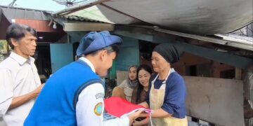Siswa Bagikan Bendera Merah Putih Kepada Warga Di Megamendung