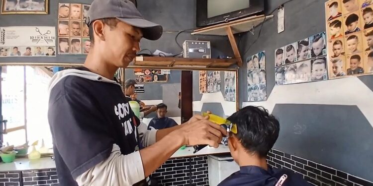 Tukang Cukur Di Rancabungur Viral Usai Tolak Ajakan Pasang Bendera