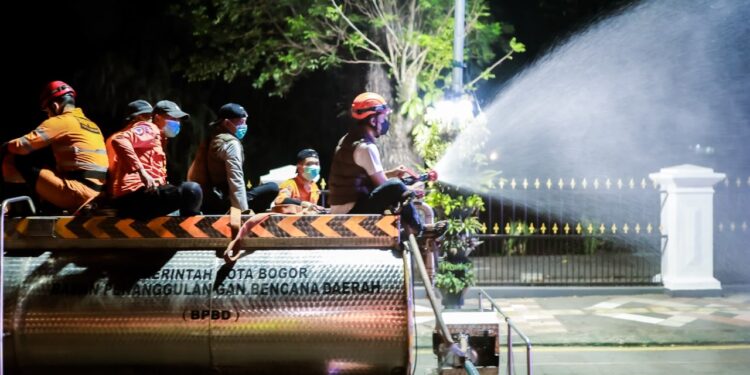 Pemkot Bogor Bergerak, Jalan Protokol Disemprot Water Mist Tekan Abu Vulkanik
