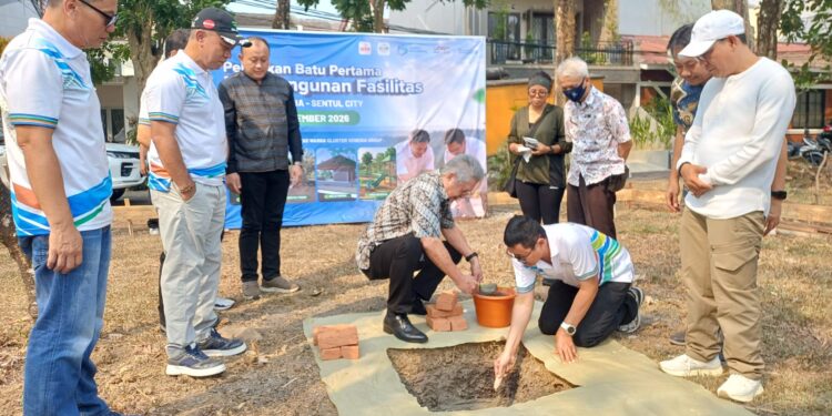 Direktur PT Sentul City Tbk Iwan Budiarsana saat peletakan batu pertama ruang bersama