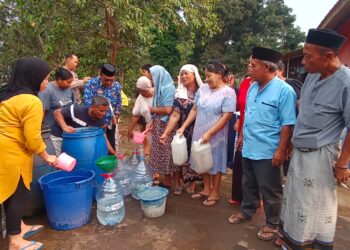 Kekeringan Pertama Kali Melanda Desa Cibuntu, Mata Air Di RW 04 Di Serbu Warga