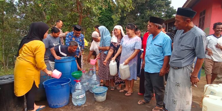 Kekeringan Pertama Kali Melanda Desa Cibuntu, Mata Air Di RW 04 Di Serbu Warga